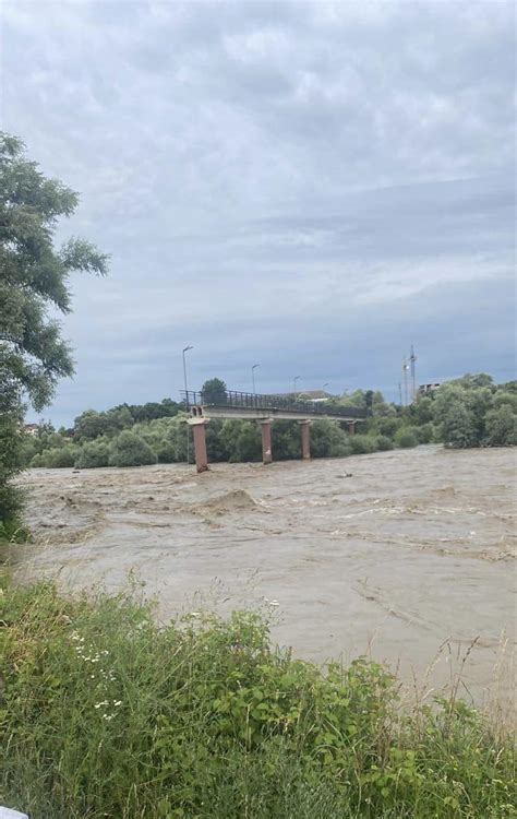 Destruction from nature: A pedestrian bridge collapsed in Ivano-Frankivsk due to bad weather ...