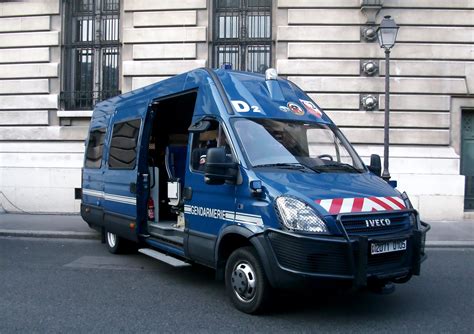 File:Iveco Daily (2006) gendarmerie mobile, septembre 2013 Paris.JPG - Wikimedia Commons