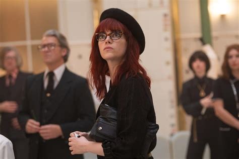 ‘Cruella’ review: Emma Thompson out-devils Emma Stone - Los Angeles Times