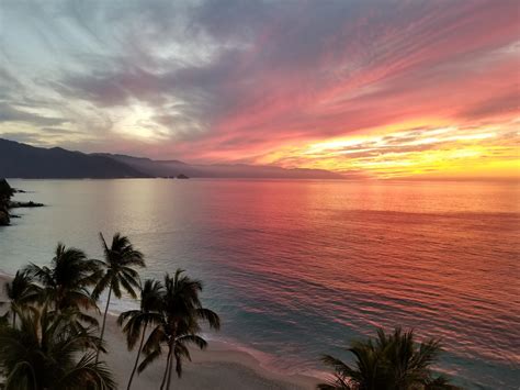 Sunset near Puerto Vallarta, Mexico [OC] 3922x2942 : r/EarthPorn