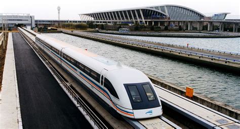 A_maglev_train_coming_out,_Pudong_International_Airport,_Shanghai — Cuaderno de Cultura Científica