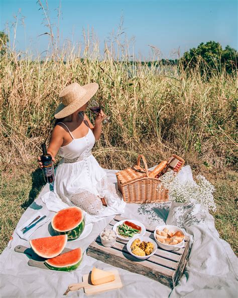 How to Create An Aesthetic Picnic for Instagram (+ Photo Inspo!)