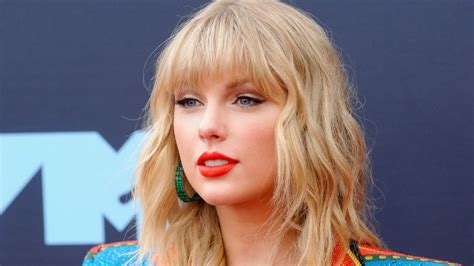 Taylor Swift Lover: Album goes straight to top of charts - CBBC Newsround