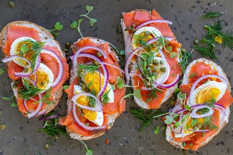 Smoked Salmon Toast - Momsdish