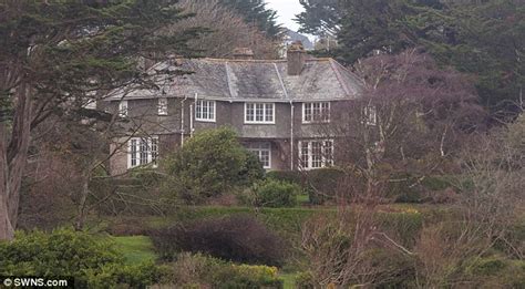 Gordon Ramsay buys £4.4m holiday home in Cornwall but wants to demolish it | Daily Mail Online