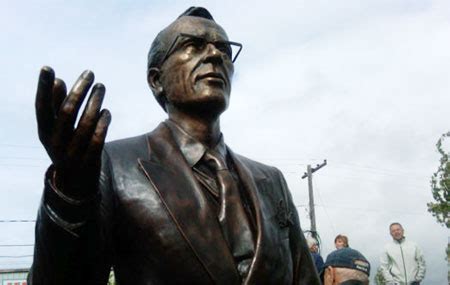 Statue honours Tommy Douglas, founder of Medicare | NUPGE Archives