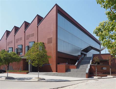 Jinhong Middle School Gymnasium / Le Architects Studio | ArchDaily