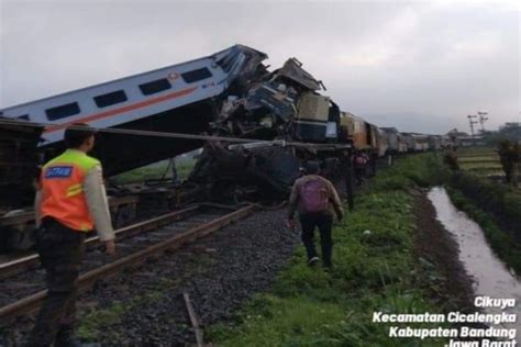 Petugas SAR Evakuasi Korban Tabrakan Kereta Api Turangga dan Bandung Raya