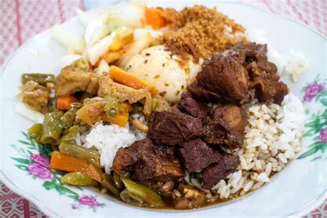 A different take on 'nasi campur' at RM Sidodadi, Makassar - Food - The Jakarta Post