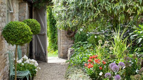 Side garden ideas: 11 ways to transform the small space alongside your house | GardeningEtc