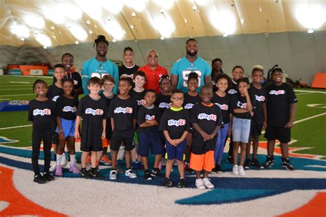 Photo | NFL Play 60 group photo | American Heart Association