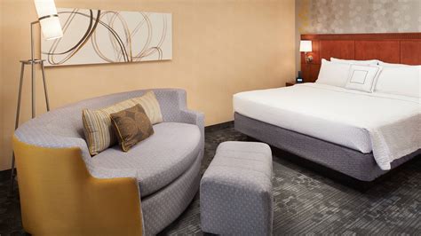 Hotel Rooms and Suites in Deerfield | Courtyard Chicago Deerfield