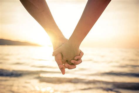 Holding hands can sync brainwaves, ease pain in couples | Relationships ...