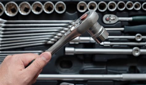 10 Useful Tools Every Car Mechanic Should Have at All Times - Old Cars Weekly Guides