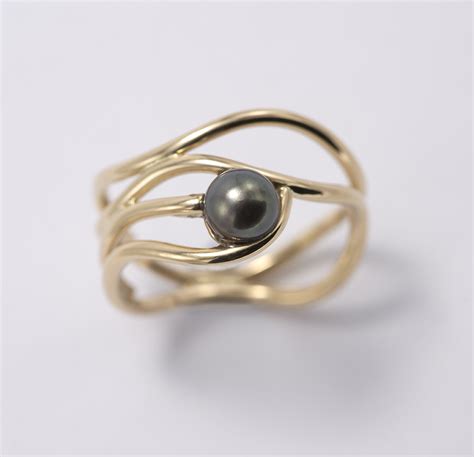 Gold ring with pearl – Anna María Design