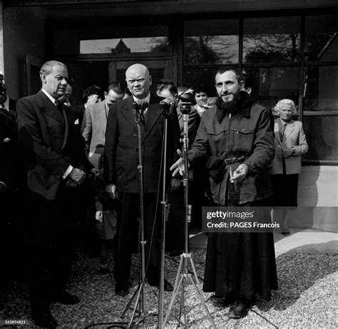 Abbe Pierre. France, le 5 octobre 1955, portrait de l'abbé Pierre qui ...