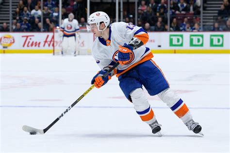 Islanders Mat Barzal 'Trending in Right Direction' to Play in Game 6