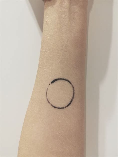 enso tattoo minimal | Idee per tatuaggi, Tatuaggio cerchio, Tatuaggi