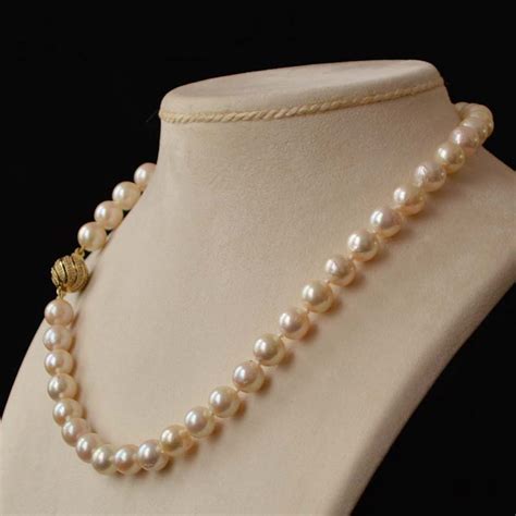 akoya-pearl-necklace-on-a-gold-and-diamond-clasp