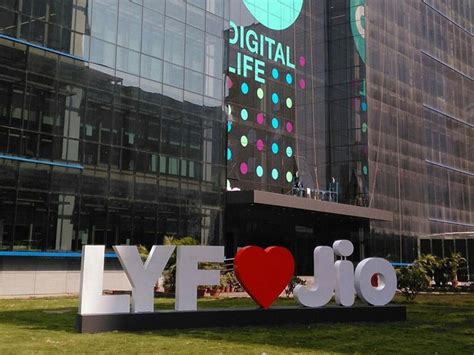 Revealed: How Jio Plans to Offer 'Smart' Apps on Its Feature Phone ...