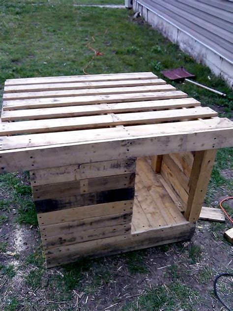 Upcycled Wood Pallet Dog House | 101 Pallets