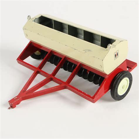 ERTL Co. Die-Cast Metal International Harvester Toy Tractors and Farm Implements | EBTH