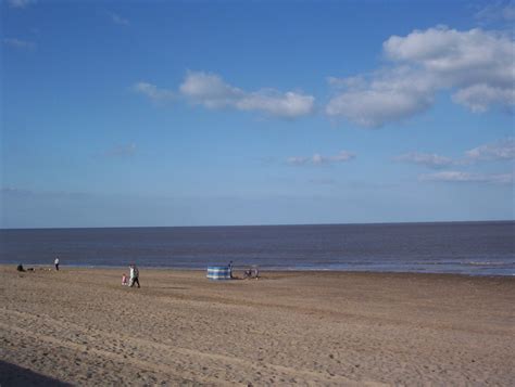 "Sutton on Sea, Lincolnshire. A view of the beach from the promenade. Taken April 2006" by ...