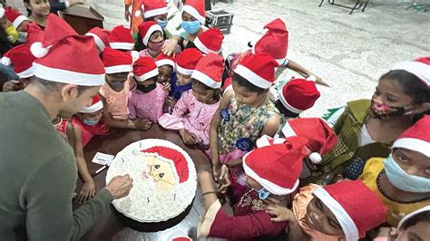 Christmas 2021 - Kolkata street kids forget their struggles & celebrate ...