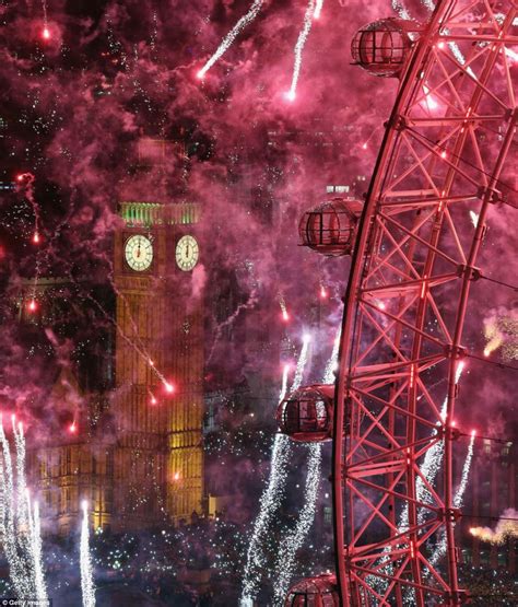 Incredible 360-degree image of London's stunning firework display lets you home in on thousands ...