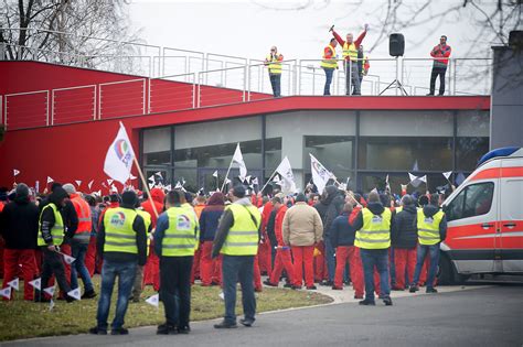 Audi workers in Hungary agitate for higher pay, benefits : Peoples Dispatch