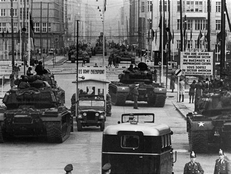 The Berlin crisis of 1961 - Tank standoff at Checkpoint Charlie [2000 x 1507] : r/HistoryPorn