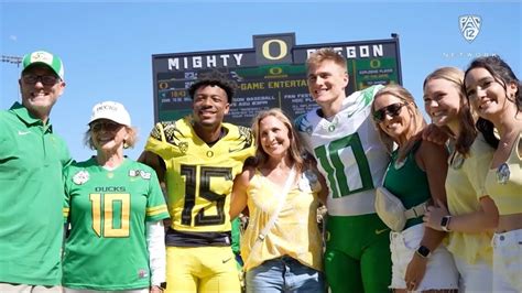 Oregon’s Bo Nix, Tez Johnson share brotherly bond on and off the football field : r/ducks