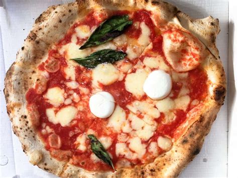 Where to Find the Best Pizza in Naples, Italy