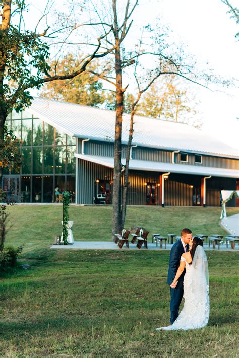 How To Choose A Wedding Venue from Burdoc Farms - Nashville Bride Guide