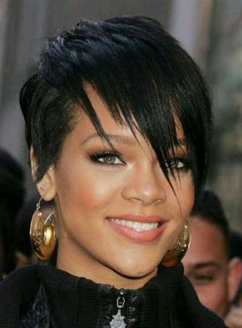 Edgey Risk taker look Rihanna Hairstyles, Cool Short Hairstyles, Best Short Haircuts, Celebrity ...