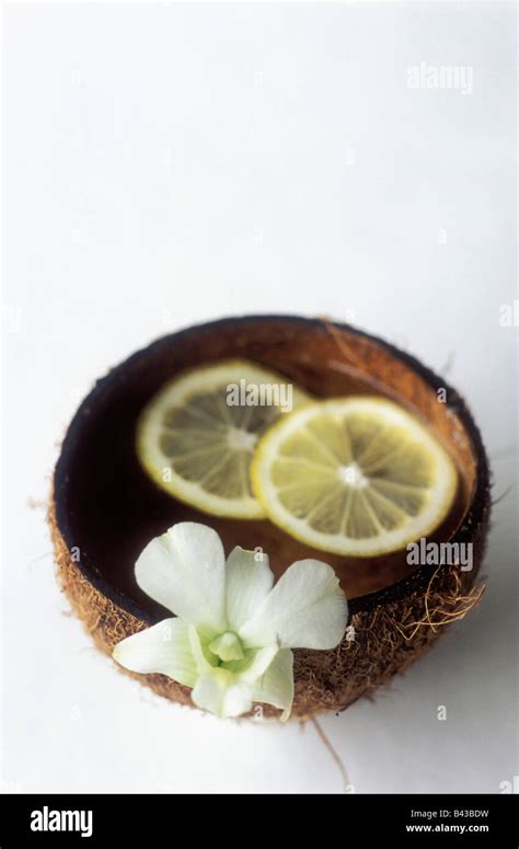 lemon finger bowl Stock Photo - Alamy