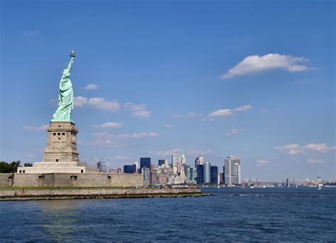 File:Liberty-statue-with-manhattan.jpg