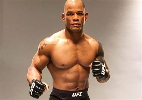 Hector Lombard niezadowolony z traktowania go przez UFC | MMAROCKS