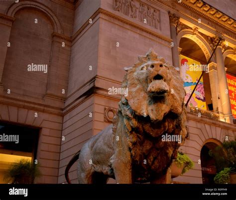 Chicago art institute lions hi-res stock photography and images - Alamy