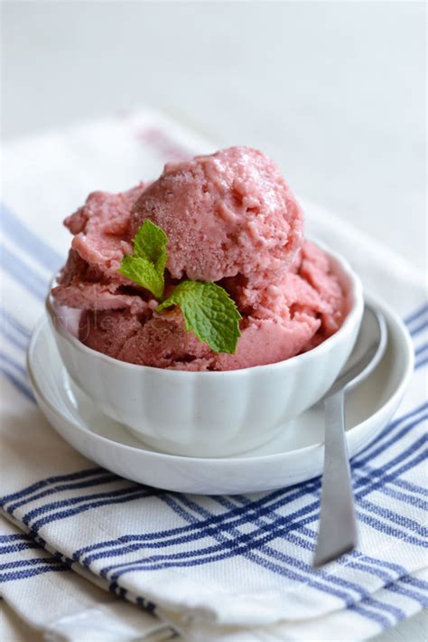 Strawberry Frozen Yogurt | Healthy Dessert Recipe | kurryleaves