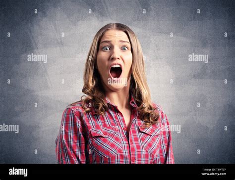 Girl screaming afraid hi-res stock photography and images - Alamy