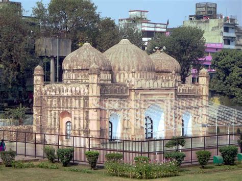 The Quilla Mosque in Lalbagh Fort (1684) in Dhaka, Bangladesh, has ...