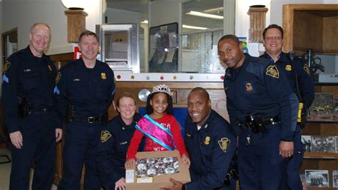 Flint Police get sweet surprise | WEYI