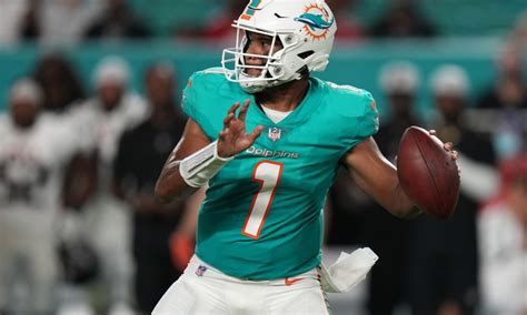 Watch Tua Tagovailoa drop a dime to a receiver in Dolphins camp