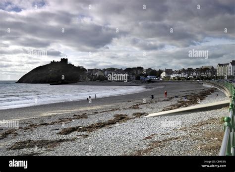 Criccieth beach North Wales Stock Photo - Alamy