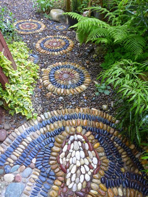 Jeffrey Bale's World of Gardens: Building a Pebble Mosaic Stepping Stone