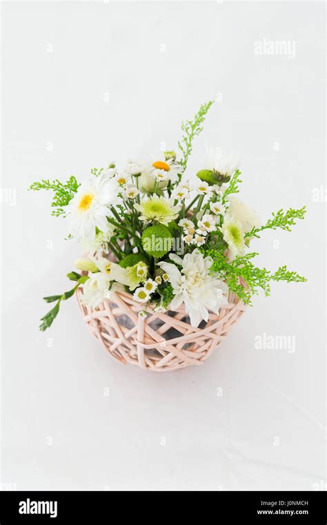 daisy flower bouquet Stock Photo - Alamy