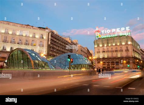 Puerta del Sol, night view. Madrid, Spain Stock Photo - Alamy