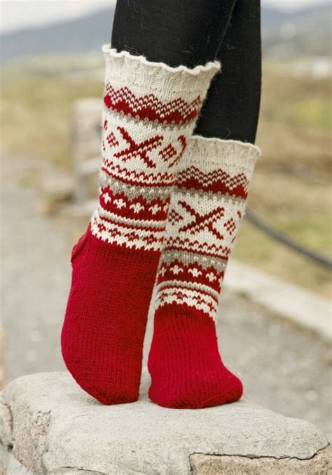 16 Adorable Knitted Christmas Socks and Gloves With Free Patterns - DIY & Crafts