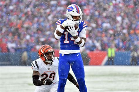 Stefon Diggs injury: Bills WR runs into photographer, heads to medical ...